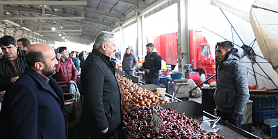 Palancıoğlu Esenyurt pazar yeri esnafını ziyaret etti