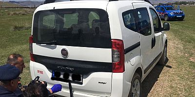 Plakasını bantla değiştirdikleri kiralık araçla hırsızlık yapan 3 şüpheli yakalandı