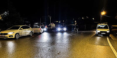 Polis aracını çalıp kaçan ve bir polisi yaralayan zanlı aranıyor