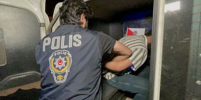 Polisten kaçarken üzerindeki el bombasını atan şüpheli yakalandı