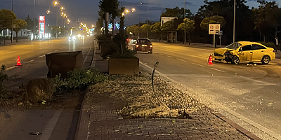 Refüjdeki beton saksıya çarpan taksinin şoförü öldü