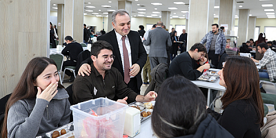 Rektör Prof. Dr. Altun, Öğrenciler ile Yemek Yedi