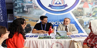 Rektör Prof.Dr. Altun, Tercih Danışmanlığı Stantını Ziyaret Etti