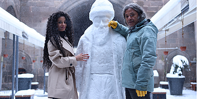 Sanatçı Ali Akargöl Mimar Sinan’ın kardan heykelini yaptı