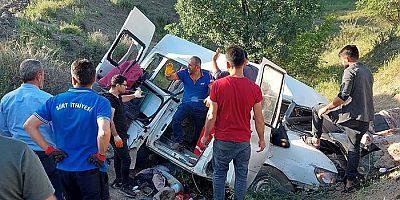 Şarampole devrilen minibüsteki 4 kişi öldü, 6 kişi yaralandı