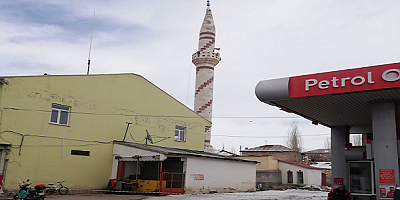 Sarız'da  ağır hasar alan cami minaresinin yıkım işlemi gerçekleştirildi