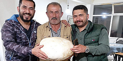 Sarız'da Muhtar Türkdönmez 7 kiloluk mantar buldu