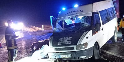 Sarız ilçesinde tırla minibüsün çarpıştı :1 kişi öldü, 5 kişi yaralandı