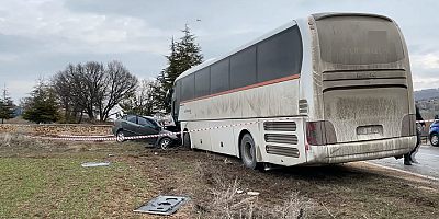 Servis otobüsü ile otomobili çarpıştı, 3 kişi öldü, 1 kişi yaralandı