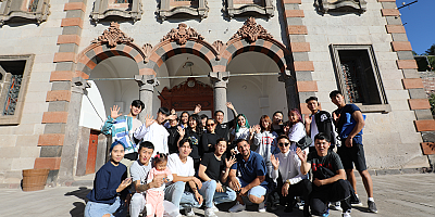 Sirki akrobatları Talas’ın tarihi ve turistik yerlerini gezdi