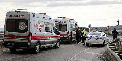 Sivas-Kayseri kara yolunda bariyere çarpan panelvandaki 4 kişi yaralandı