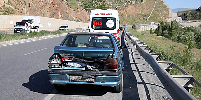 Sivas-Kayseri kara yolunda iki otomobilin karıştığı kazada 3 kişi yaralandı