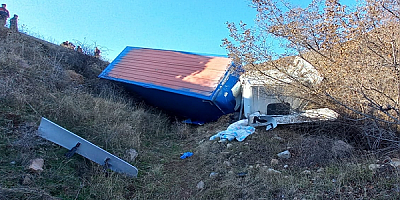 Sivas'ta devrilen kamyonun sürücüsü yaralandı