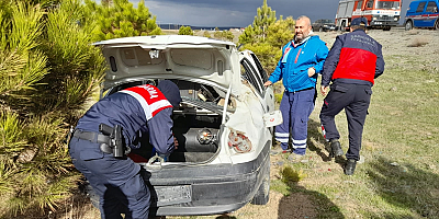 Sivas'ta devrilen otomobildeki 2 kişi yaralandı