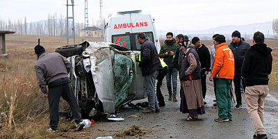 Sivas'ta devrilen otomobildeki 2 kişi yaralandı