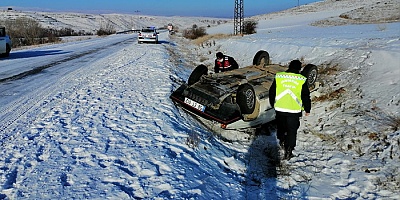 Sivas'ta devrilen otomobildeki 3 kişi yaralandı