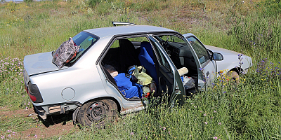 Sivas'ta devrilen otomobildeki 5 kişi yaralandı