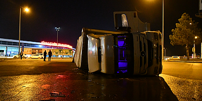Sivas'ta devrilen tır, Kayseri yolunun bir süre trafiğe kapanmasına neden oldu