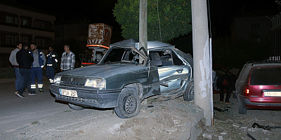 Sivas'ta direğe çarpan otomobildeki 4 kişi yaralandı