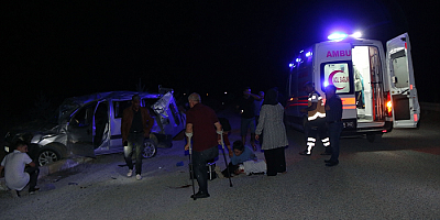 Sivas'ta düğüne gidenlerin bulunduğu hafif ticari aracın devrildiği kazada 7 kişi yaralandı