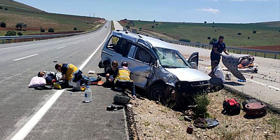 Sivas'ta hafif ticari aracın devrildiği kazada biri bebek 4 kişi yaralandı
