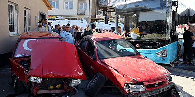  Sivas'ta halk otobüsünün park halindeki araçlara çarptığı kazada 7 kişi yaralandı