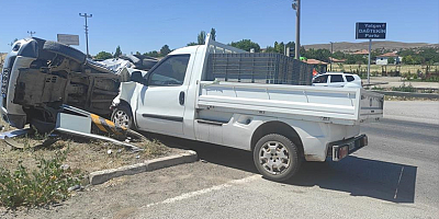 Sivas'ta iki aracın çarpıştığı kazada 3 kişi yaralandı