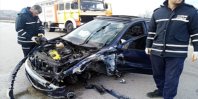 Sivas'ta iki otomobilin çarpıştığı kazada 6 kişi yaralandı