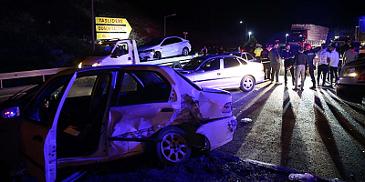 Sivas'ta iki otomobilin çarpıştığı kazada 9 kişi yaralandı