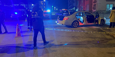 Sivas'ta iş insanı kendisinden iş isteyen kişi tarafından silahla yaralandı