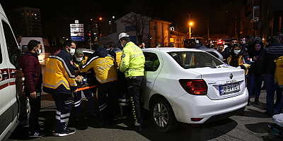 Sivas'ta kaçan şüphelinin neden olduğu kazada 2'si polis 4 kişi yaralandı