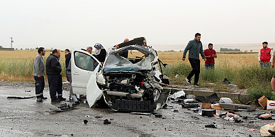 Sivas'ta kamyon ile hafif ticari aracın çarpıştı 2 kişi öldü