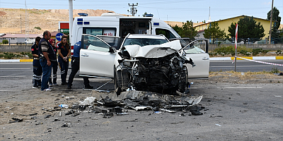 Sivas'ta kamyonla çarpışan otomobildeki 1 kişi öldü, 2 kişi yaralandı