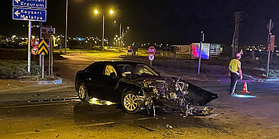 Sivas'ta otomobil ile hafif ticari aracın çarpışması sonucu 5 kişi yaralandı