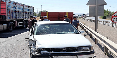 Sivas'ta otomobil ile traktör çarpıştı, 3 kişi yaralandı