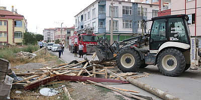 Sivas'ta şiddetli rüzgar çatı uçurdu