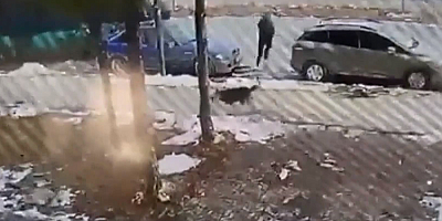 Sivas'ta, sokak köpeğinden kaçarken otomobilin çarptığı çocuk yaralandı
