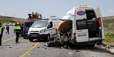 Sivas'ta tır ile yolcu minibüsünün çarpıştığı kazada 4 kişi öldü