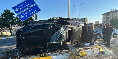 Sivas'ta trafik kazasında sürücü öldü, eşi ve kızı ağır yaralandı