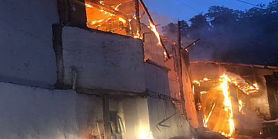 Sivas'ta yangın çıkan 2 katlı ahşap ev kullanılamaz hale geldi
