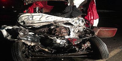Sivas'ta yolcu otobüsü ile kamyonetin çarpıştığı kazada 2 kişi öldü, 19 kişi yaralandı