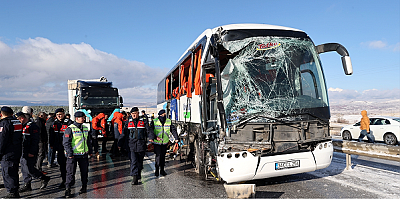 Sivas'ta yolcu otobüsü ile tırın çarpıştığı kazada 1 kişi öldü