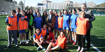 Sümer Amatör Kompleksi'ni ziyaret eden Büyükkılıç, sporcularla buluştu