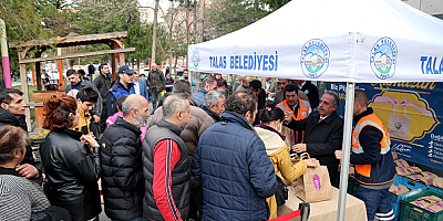 Talas Belediye Başkanı Yalçın vatandaşlara paket yemek servisi yaptı