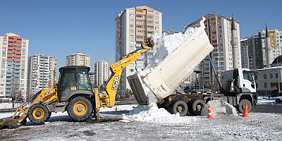 Talas Belediyesi kızak keyfi yarım kalmasın diye  kar taşıdı