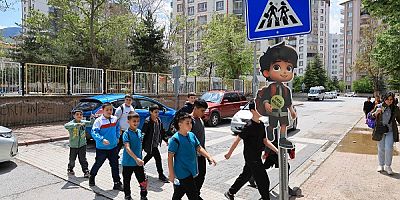 Talas'ta yaya geçitlerinde öğrenci güvenliği için sevimli uyarı