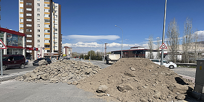 Tapulu arazisinden geçtiğini iddia ettiği yolu trafiğe kapattı