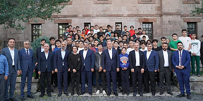 TBMM Milli Savunma Komisyonu Başkanı Akar, öğrencilerle buluştu