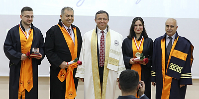 Tıp profesörü, öğrenim gördüğü turizm fakültesinde dönem birincisi oldu