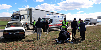 Tır ile çarpışan otomobildeki 3 kişi yaralandı